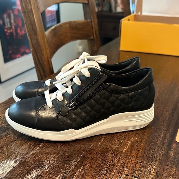 NeW Munro Black Quilted Sneakers with White Soles - Picture 1 of 6